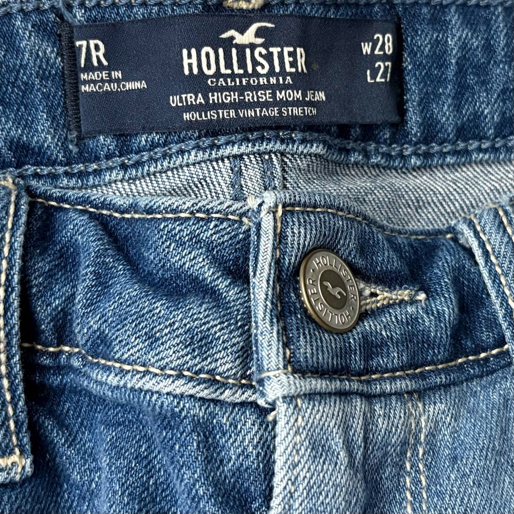 98% Cotton Hollister Ultra High Rise Mom Jean size 7R